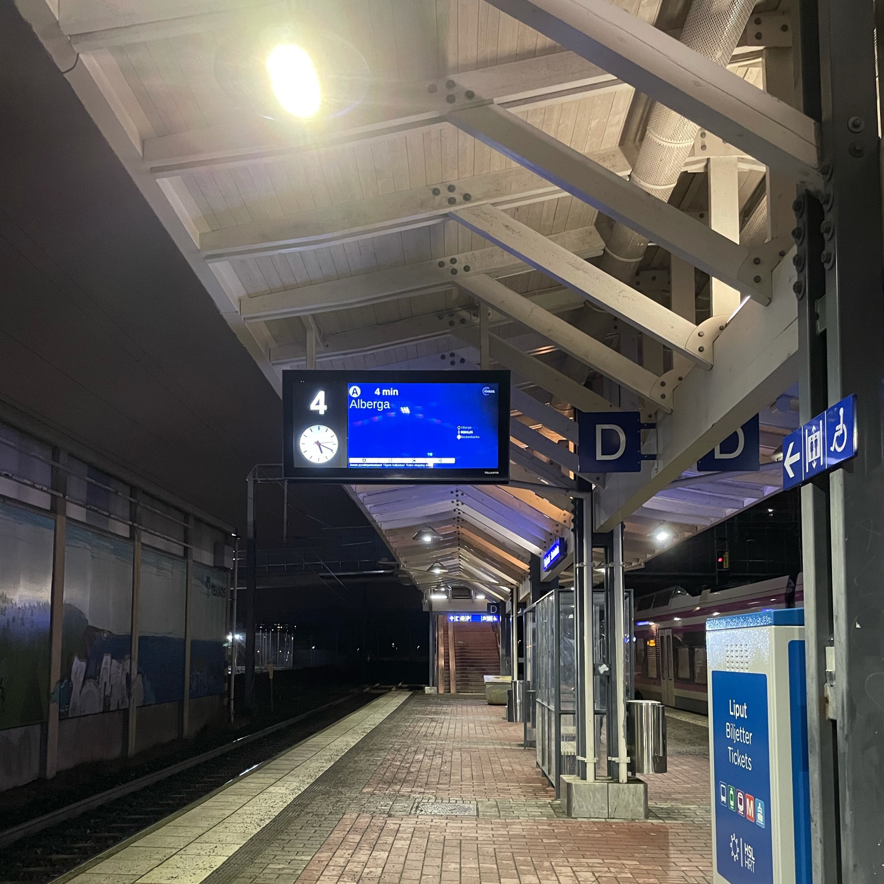 railway info screen in Pitänjänmäki station